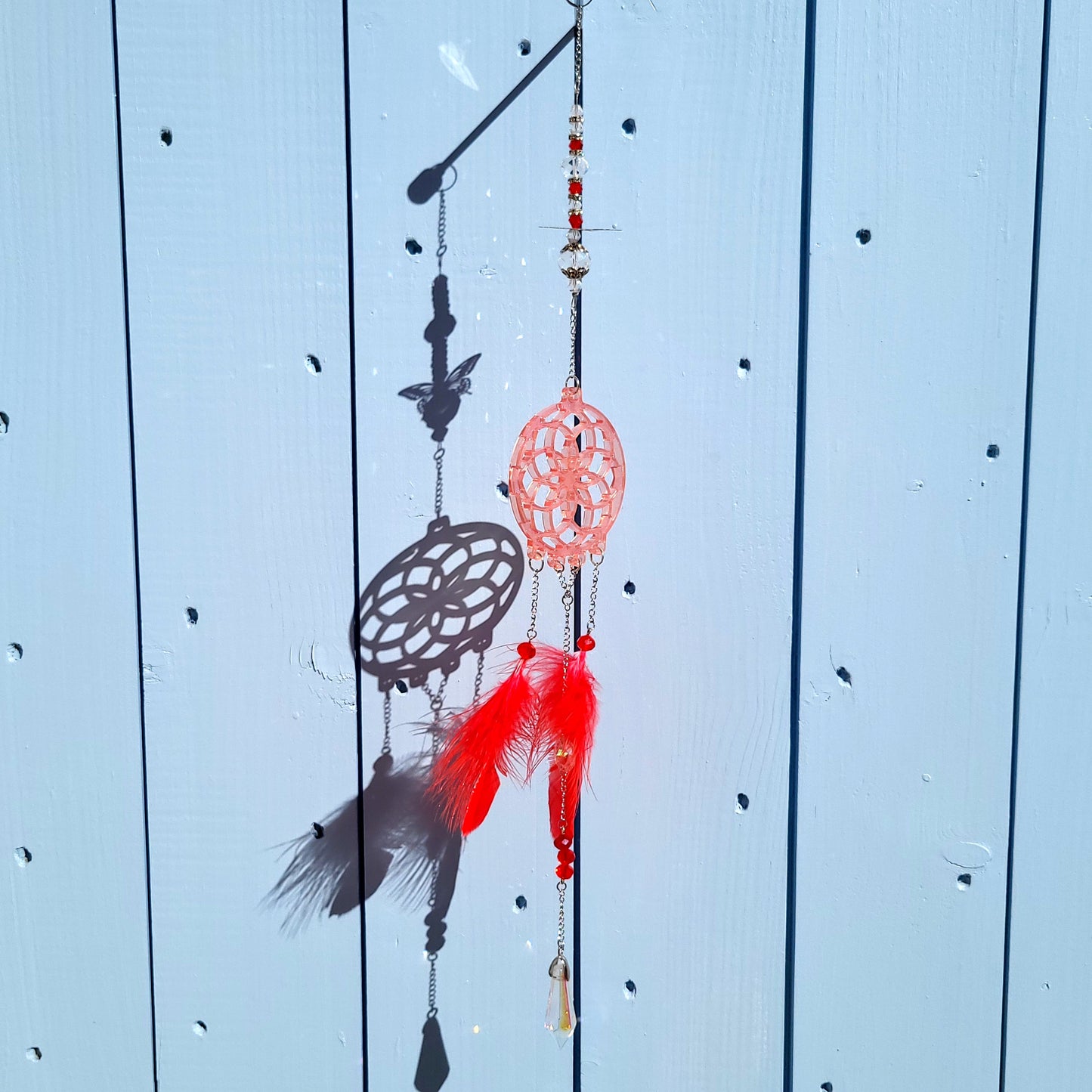 DÉCORATION " 2 EN 1 "  DREAMCATCHER + SUNCATCHER TONS ROUGES + PAPILLON - (ATTRAPE-RÊVES avec un ATTRAPE SOLEIL) UNIQUE, ARTISANAL & ORIGINAL