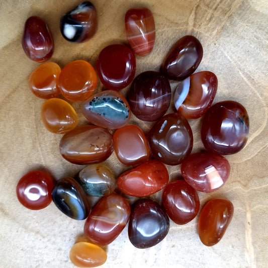 AGATE ORANGE RUBANÉE EN PETITES PIERRES POLIES ET BRUTES