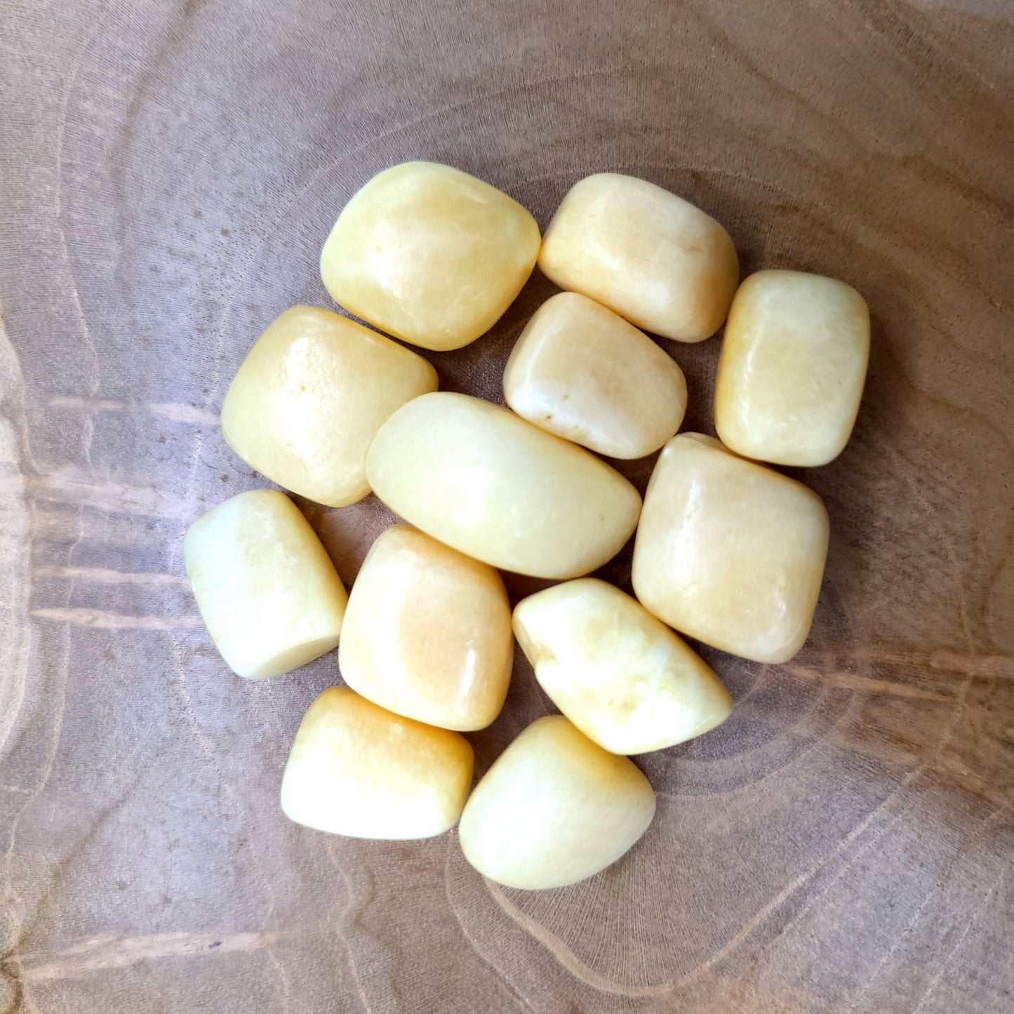 CALCITE JAUNE ou ORANGE EN PETITES PIERRES POLIES ET BRUTES