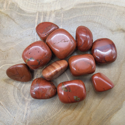 JASPE ROUGE EN PETITES PIERRES POLIES ET BRUTES