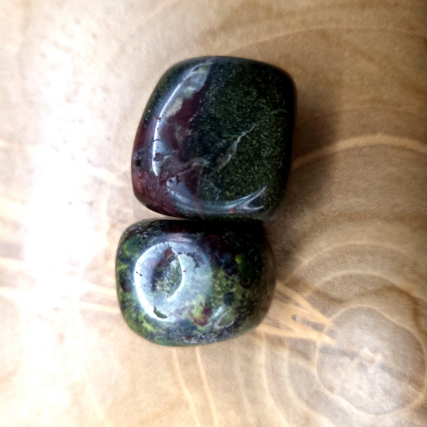 JASPE SANG DE DRAGON EN PETITES PIERRES POLIES ET BRUTES