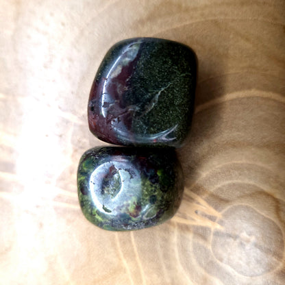 JASPE SANG DE DRAGON EN PETITES PIERRES POLIES ET BRUTES