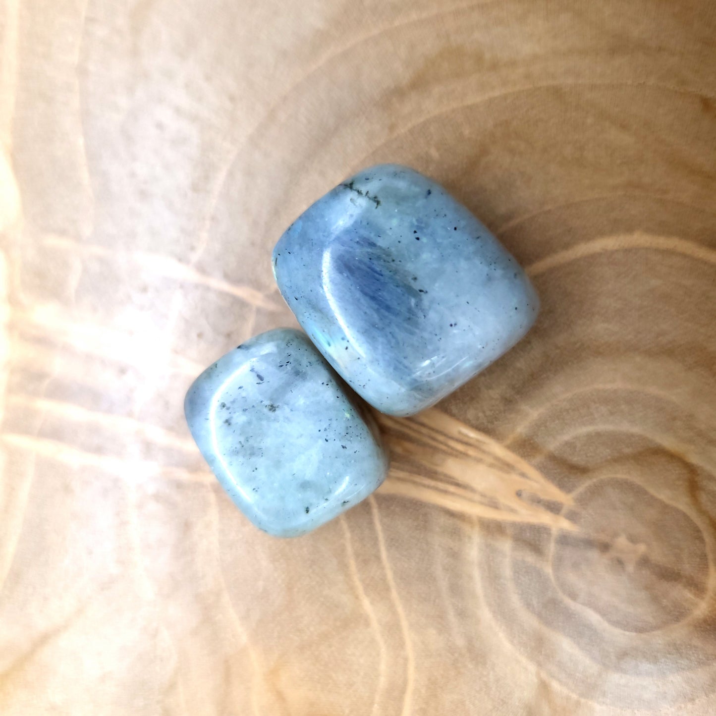 LABRADORITE EN PETITES PIERRES POLIES ET BRUTES