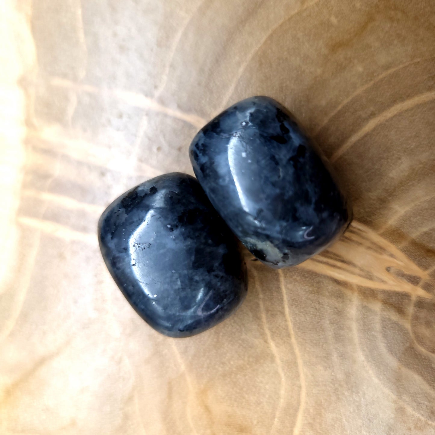 LARVIKITE EN PETITES PIERRES POLIES ET BRUTES