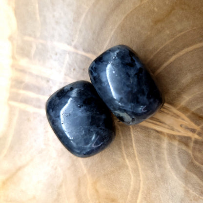 LARVIKITE EN PETITES PIERRES POLIES ET BRUTES