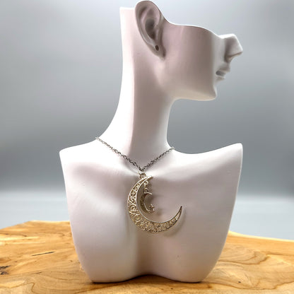 CHAÎNE + PENDENTIF LUNE ÉTOILÉE SUSPENDUE A UNE GRANDE LUNE DENTELLE - BIJOU FANTAISIE ZEN