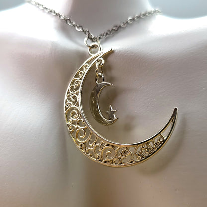 CHAÎNE + PENDENTIF LUNE ÉTOILÉE SUSPENDUE A UNE GRANDE LUNE DENTELLE - BIJOU FANTAISIE ZEN