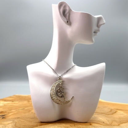 CHAÎNE + PENDENTIF FEE ASSISE DANS GRANDE LUNE DENTELLE - BIJOU FANTAISIE ZEN