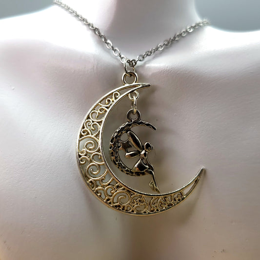 CHAÎNE + PENDENTIF FEE ASSISE DANS GRANDE LUNE DENTELLE - BIJOU FANTAISIE ZEN