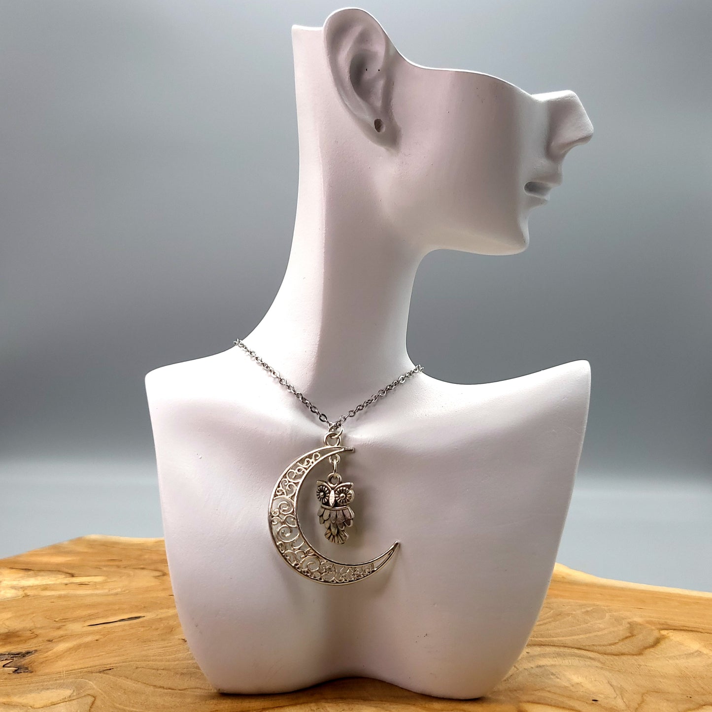 CHAÎNE + PENDENTIF HIBOU SUSPENDU A UNE GRANDE LUNE DENTELLE - BIJOU FANTAISIE ZEN