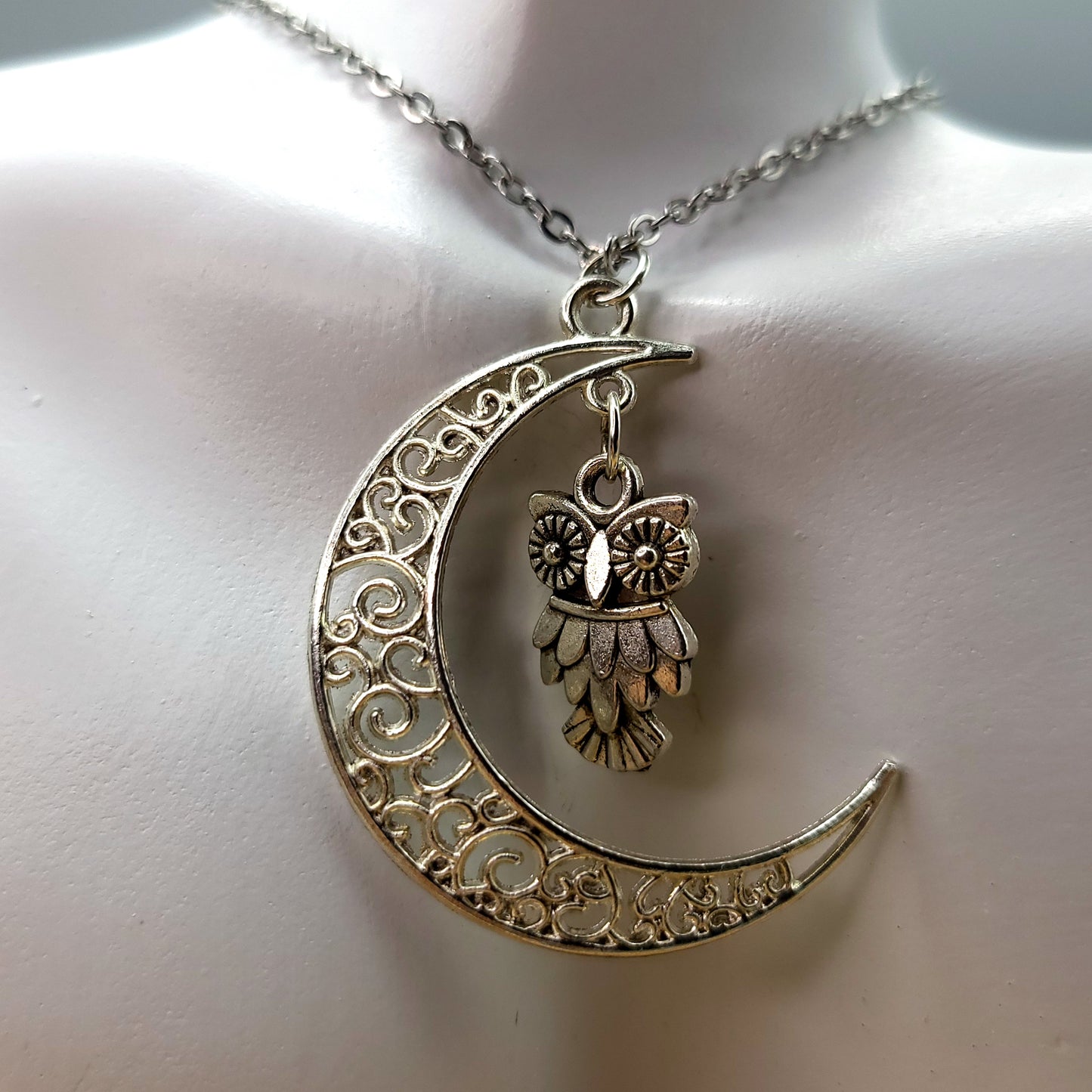 CHAÎNE + PENDENTIF HIBOU SUSPENDU A UNE GRANDE LUNE DENTELLE - BIJOU FANTAISIE ZEN