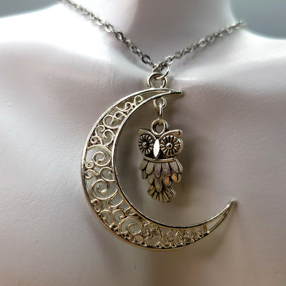 CHAÎNE + PENDENTIF HIBOU SUSPENDU A UNE GRANDE LUNE DENTELLE - BIJOU FANTAISIE ZEN