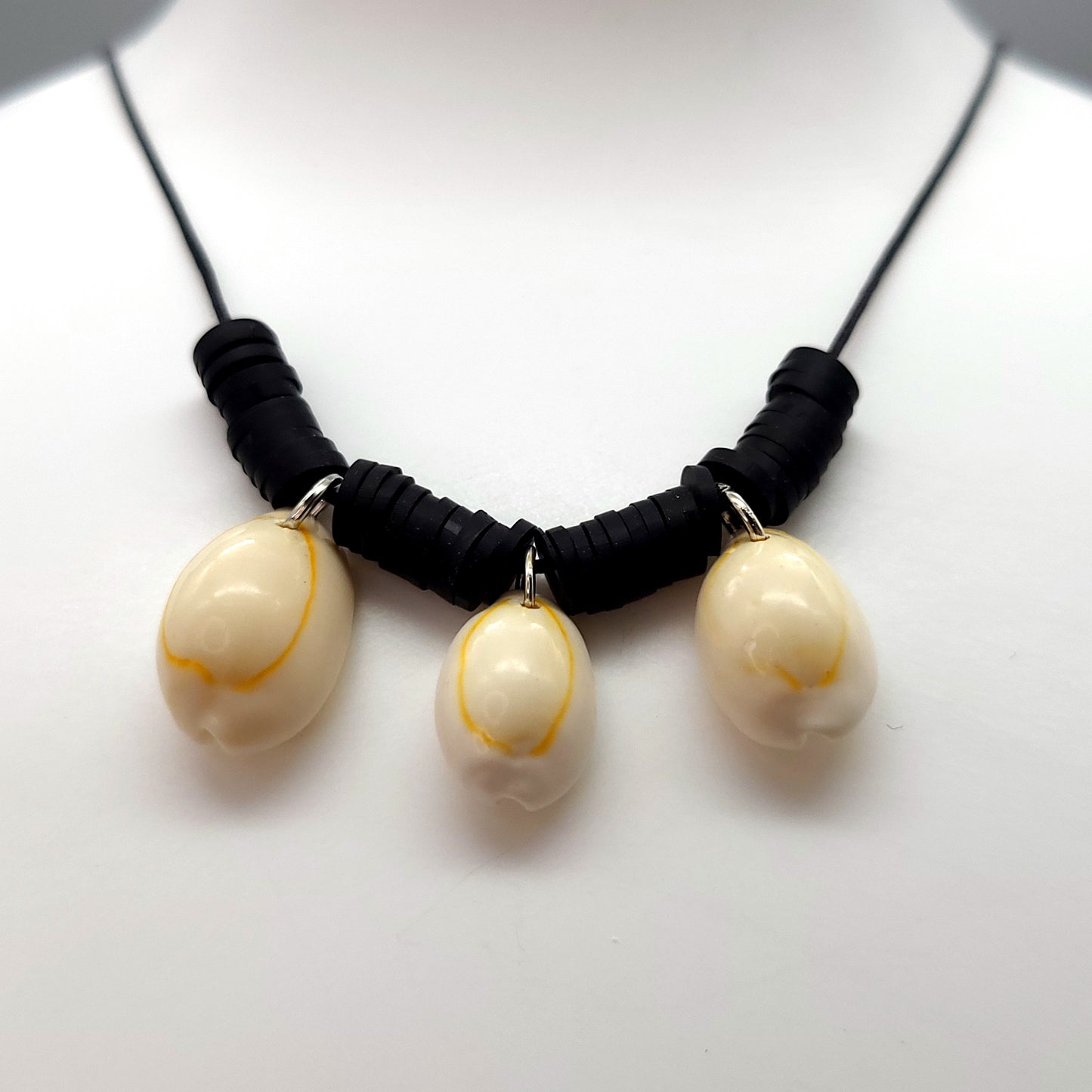 COLLIERS + 3 ou 5 CAURIS (VÉRITABLES COQUILLAGES) AU CHOIX - BIJOUX FANTAISIES UNIQUES, ORIGINAUX & ARTISANAUX