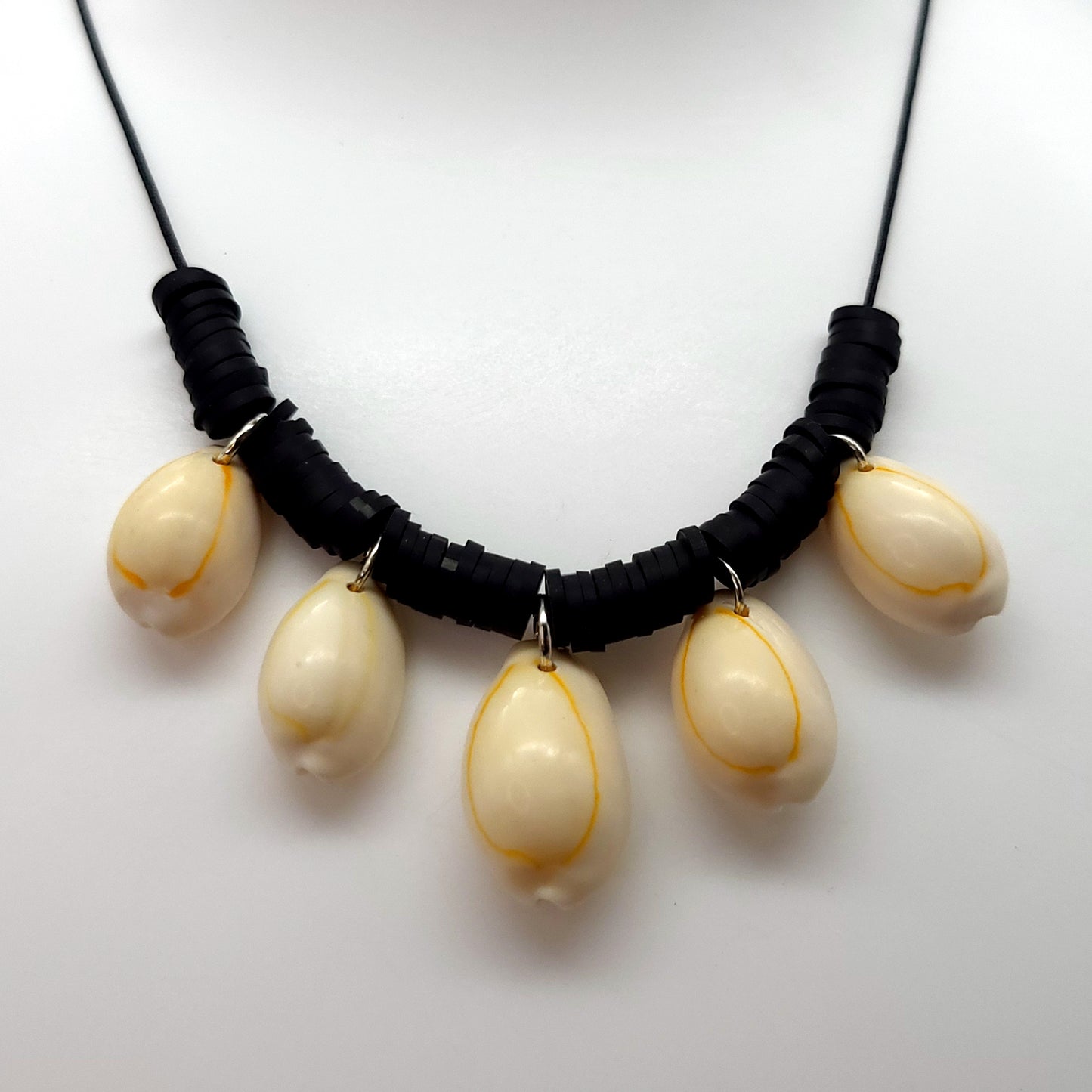 COLLIERS + 3 ou 5 CAURIS (VÉRITABLES COQUILLAGES) AU CHOIX - BIJOUX FANTAISIES UNIQUES, ORIGINAUX & ARTISANAUX