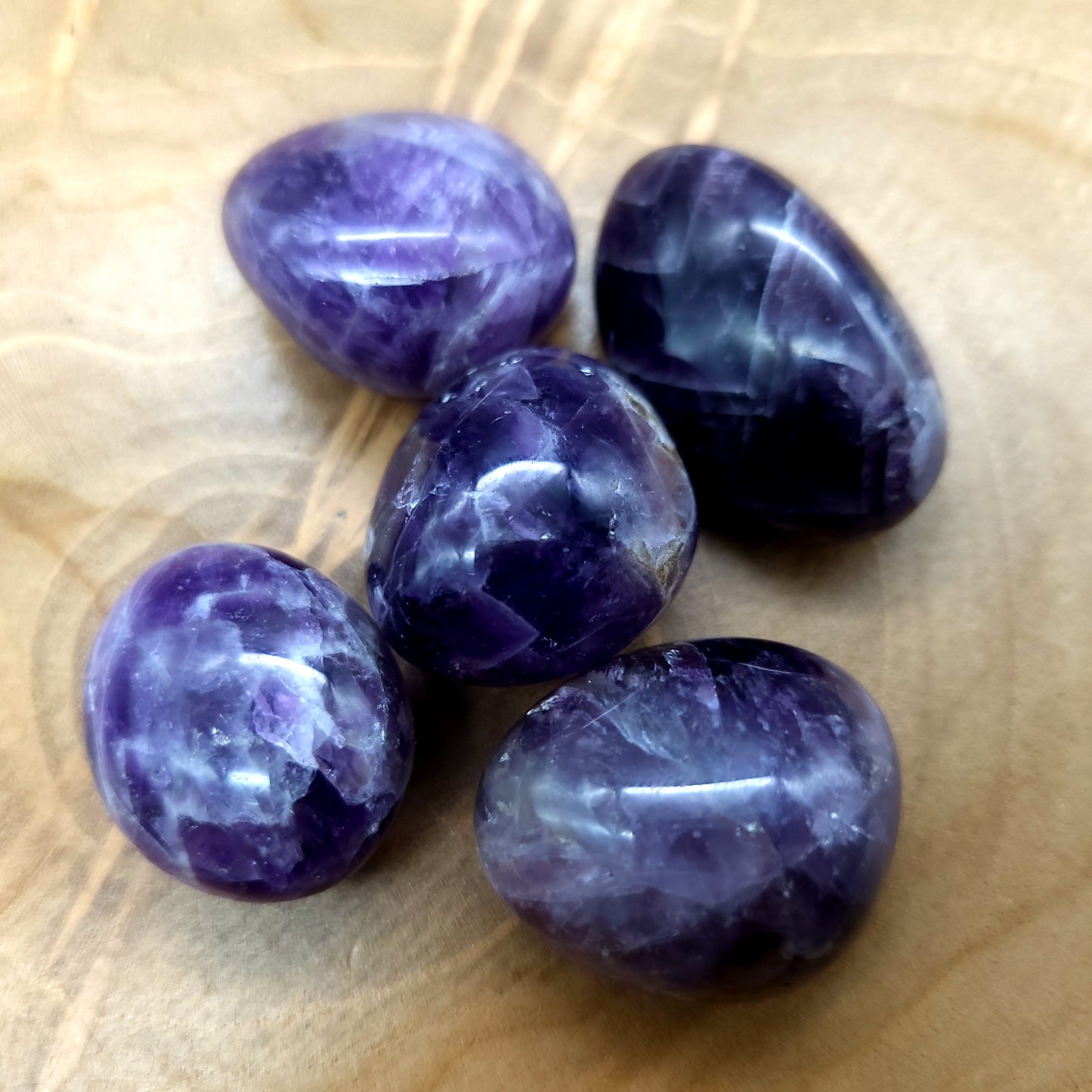 AMÉTHYSTE EN PETITES PIERRES POLIES ET BRUTES