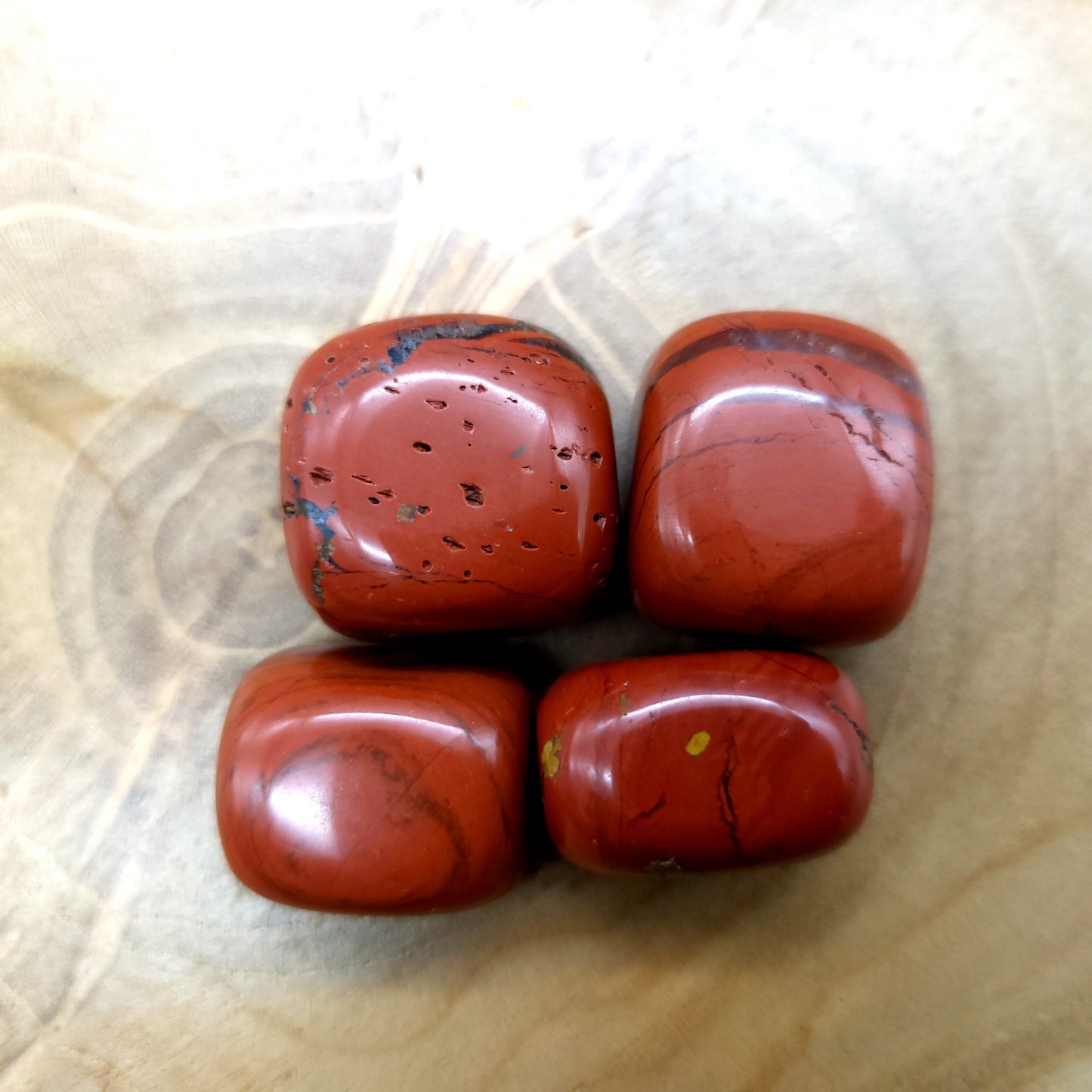 JASPE ROUGE EN PETITES PIERRES POLIES ET BRUTES