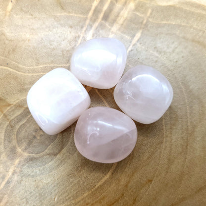 QUARTZ ROSE EN PETITES PIERRES POLIES ET BRUTES