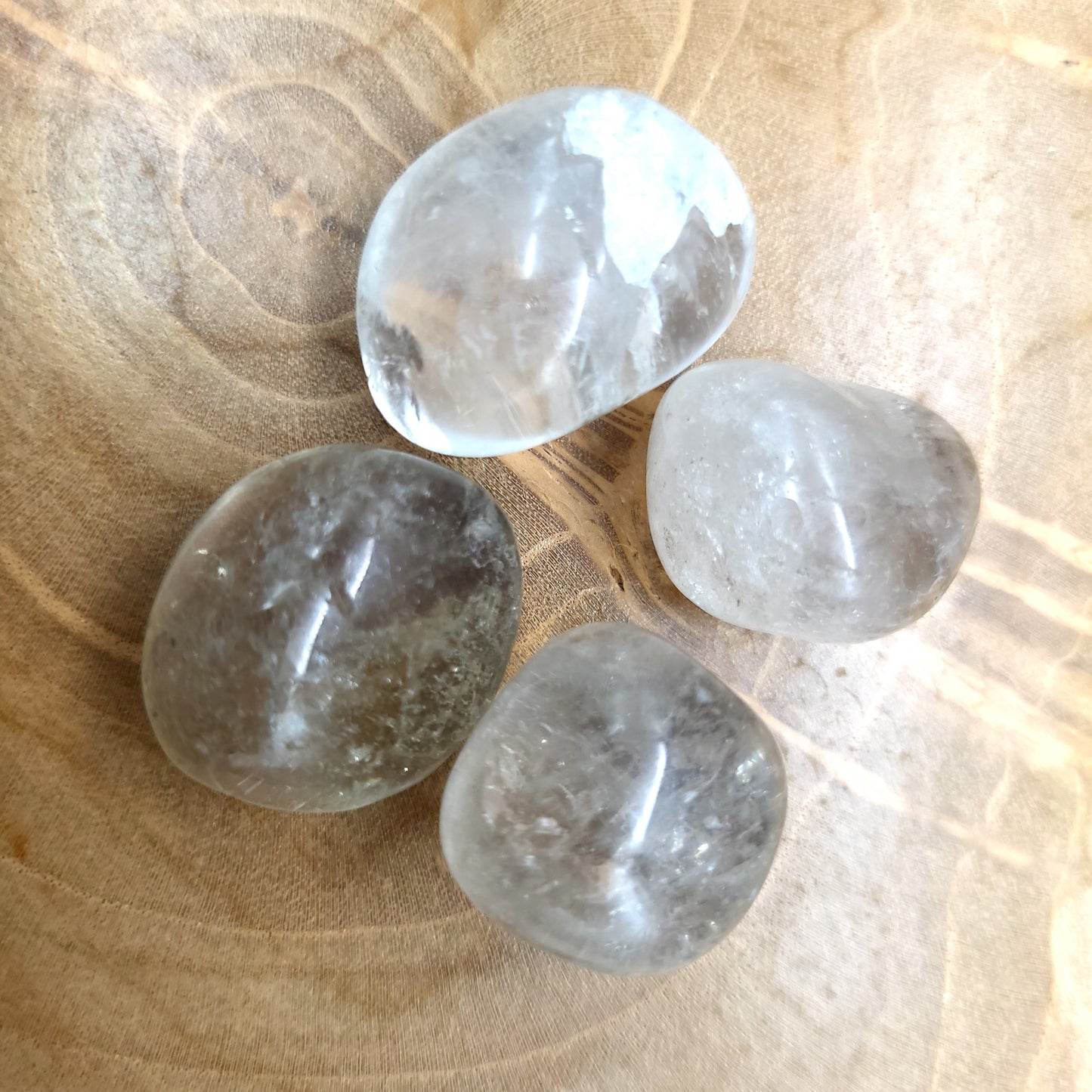 CRISTAL DE ROCHE + DEMI GÉODE + PIERRES BRUTES ET POLIES