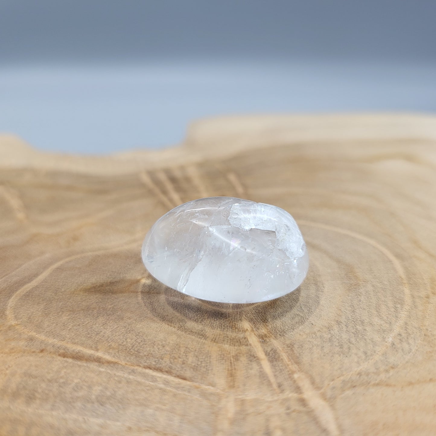 CRISTAL DE ROCHE + DEMI GÉODE + PIERRES BRUTES ET POLIES