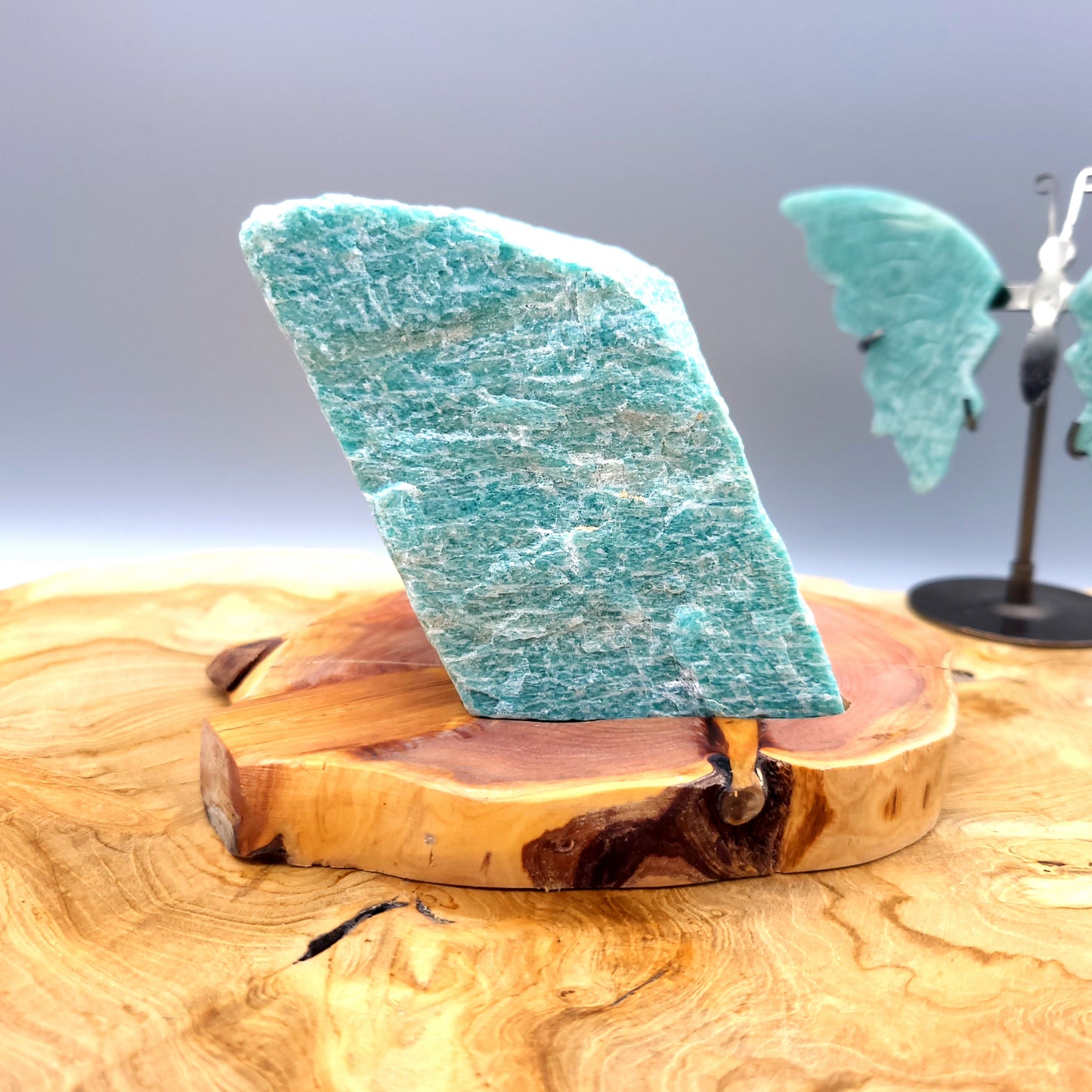 DÉCORATION EN PIERRE BRUTE AMAZONITE VERTE N°4 SUR SOCLE SCULPTÉ EN BOIS (CADE) – UNIQUE, ORIGINALE & ARTISANALE