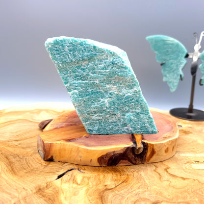 DÉCORATION EN PIERRE BRUTE AMAZONITE VERTE N°4 SUR SOCLE SCULPTÉ EN BOIS (CADE) – UNIQUE, ORIGINALE & ARTISANALE