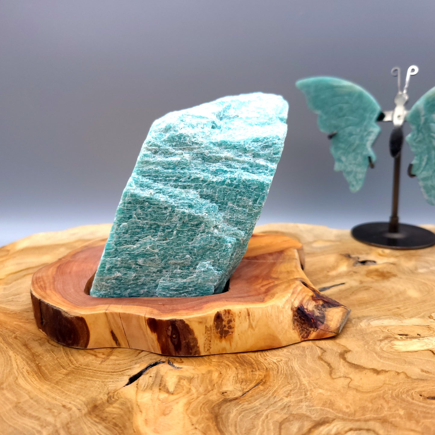 DÉCORATION EN PIERRE BRUTE AMAZONITE VERTE N°4 SUR SOCLE SCULPTÉ EN BOIS (CADE) – UNIQUE, ORIGINALE & ARTISANALE