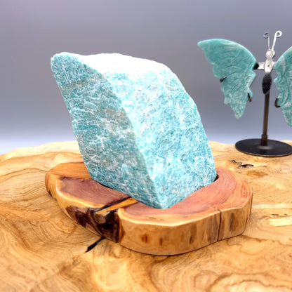 DÉCORATION EN PIERRE BRUTE AMAZONITE VERTE N°4 SUR SOCLE SCULPTÉ EN BOIS (CADE) – UNIQUE, ORIGINALE & ARTISANALE