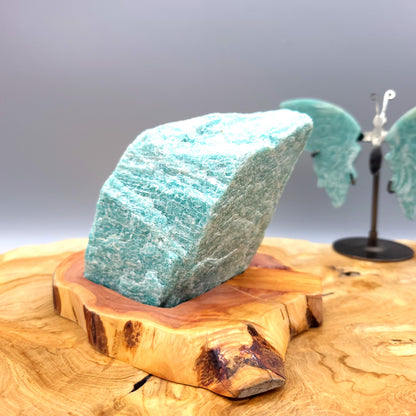 DÉCORATION EN PIERRE BRUTE AMAZONITE VERTE N°4 SUR SOCLE SCULPTÉ EN BOIS (CADE) – UNIQUE, ORIGINALE & ARTISANALE