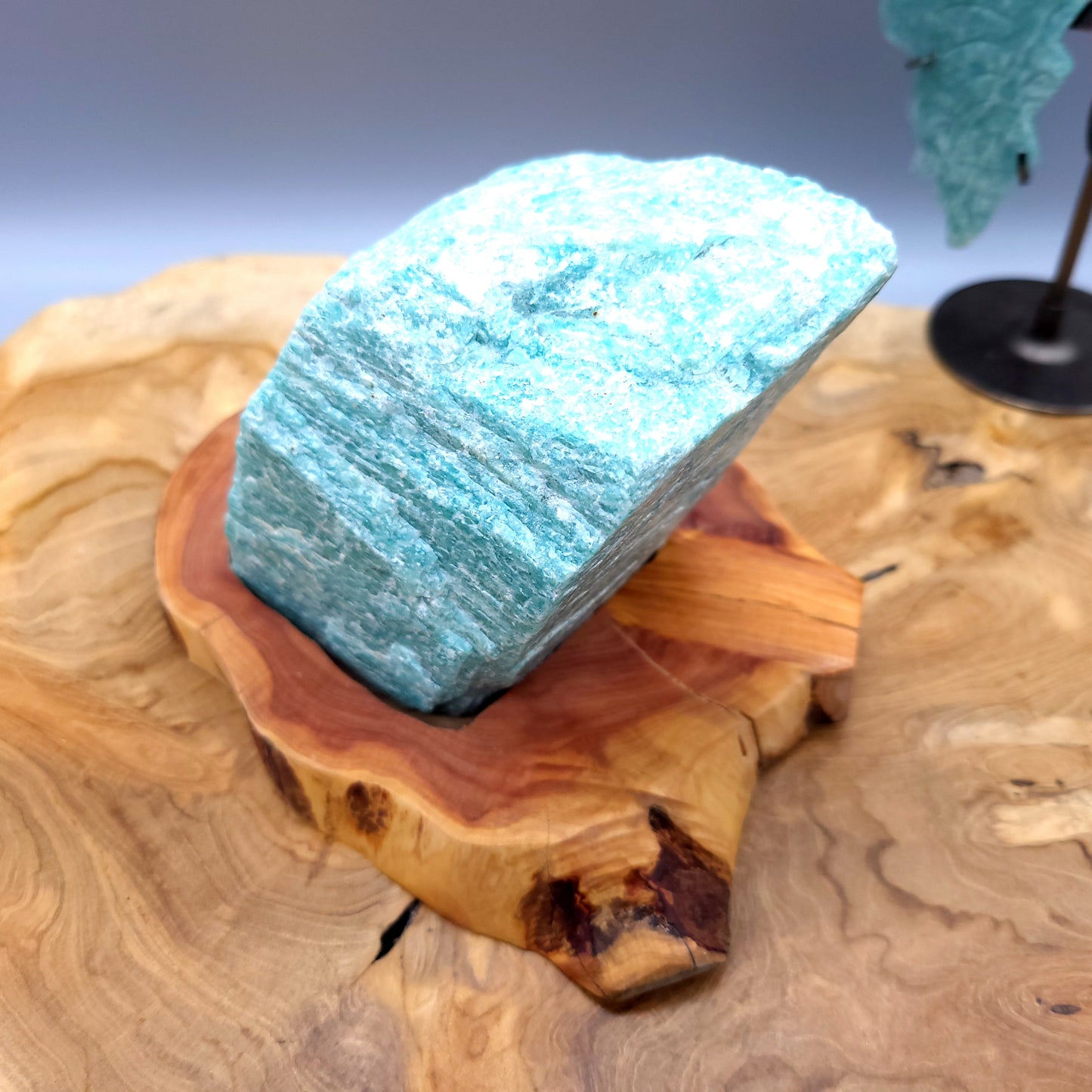 DÉCORATION EN PIERRE BRUTE AMAZONITE VERTE N°4 SUR SOCLE SCULPTÉ EN BOIS (CADE) – UNIQUE, ORIGINALE & ARTISANALE