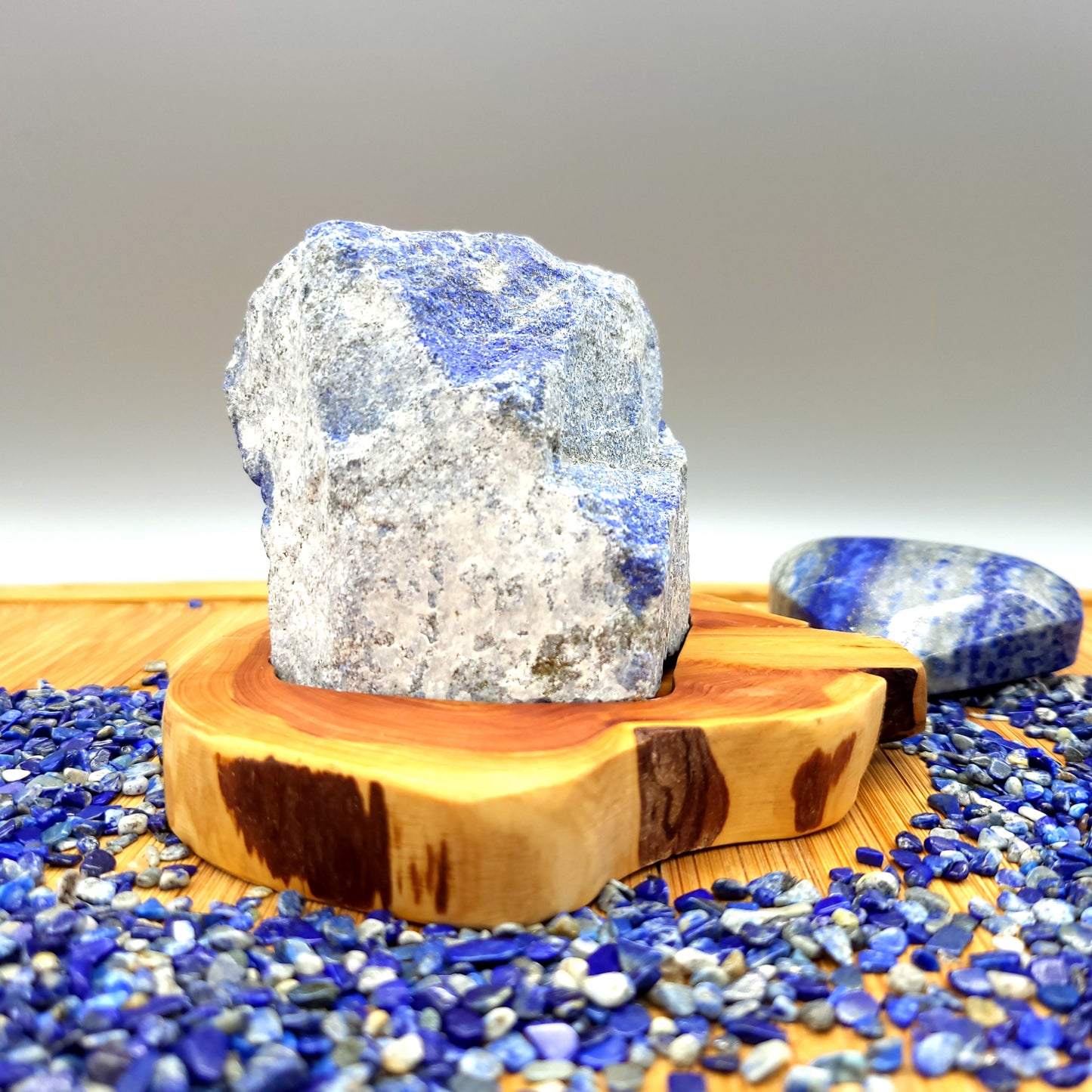 DÉCORATION EN PIERRE BRUTE DE LAPIS LAZULI AU CHOIX SUR SOCLE SCULPTÉ EN BOIS (CADE) – UNIQUE, ORIGINALE & ARTISANALE
