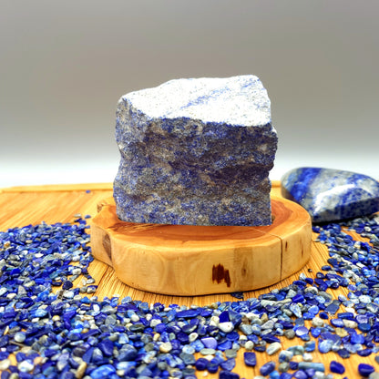 DÉCORATION EN PIERRE BRUTE DE LAPIS LAZULI AU CHOIX SUR SOCLE SCULPTÉ EN BOIS (CADE) – UNIQUE, ORIGINALE & ARTISANALE