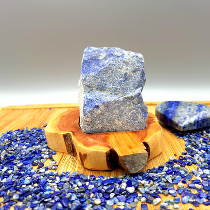 DÉCORATION EN PIERRE BRUTE DE LAPIS LAZULI AU CHOIX SUR SOCLE SCULPTÉ EN BOIS (CADE) – UNIQUE, ORIGINALE & ARTISANALE