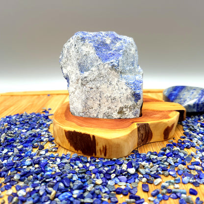 DÉCORATION EN PIERRE BRUTE DE LAPIS LAZULI AU CHOIX SUR SOCLE SCULPTÉ EN BOIS (CADE) – UNIQUE, ORIGINALE & ARTISANALE
