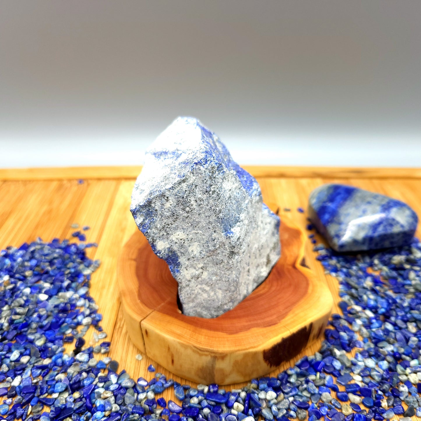 DÉCORATION EN PIERRE BRUTE DE LAPIS LAZULI AU CHOIX SUR SOCLE SCULPTÉ EN BOIS (CADE) – UNIQUE, ORIGINALE & ARTISANALE