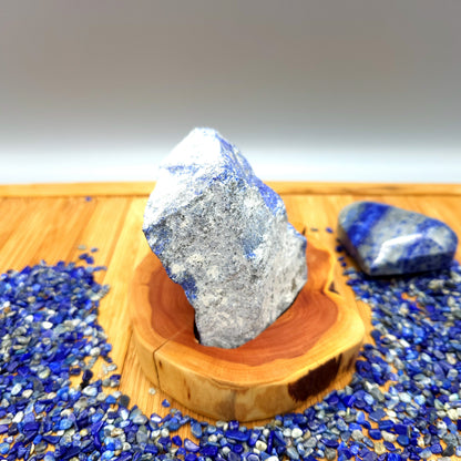 DÉCORATION EN PIERRE BRUTE DE LAPIS LAZULI AU CHOIX SUR SOCLE SCULPTÉ EN BOIS (CADE) – UNIQUE, ORIGINALE & ARTISANALE