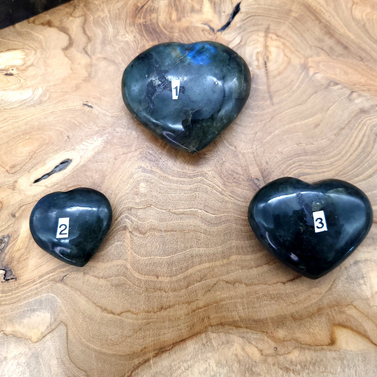 COEUR SCULPTÉ EN PIERRE DE LABRADORITE ARC EN CIEL - UNIQUE & ARTISANAL