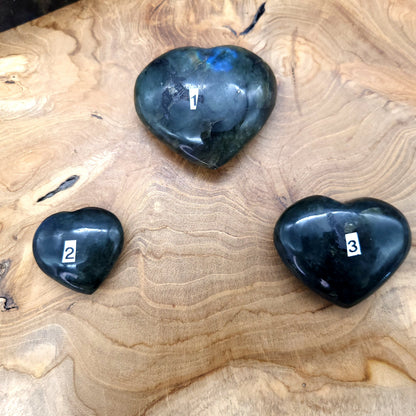 COEUR SCULPTÉ EN PIERRE DE LABRADORITE ARC EN CIEL - UNIQUE & ARTISANAL