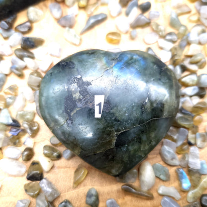 COEUR SCULPTÉ EN PIERRE DE LABRADORITE ARC EN CIEL - UNIQUE & ARTISANAL