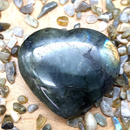 COEUR SCULPTÉ EN PIERRE DE LABRADORITE ARC EN CIEL - UNIQUE & ARTISANAL