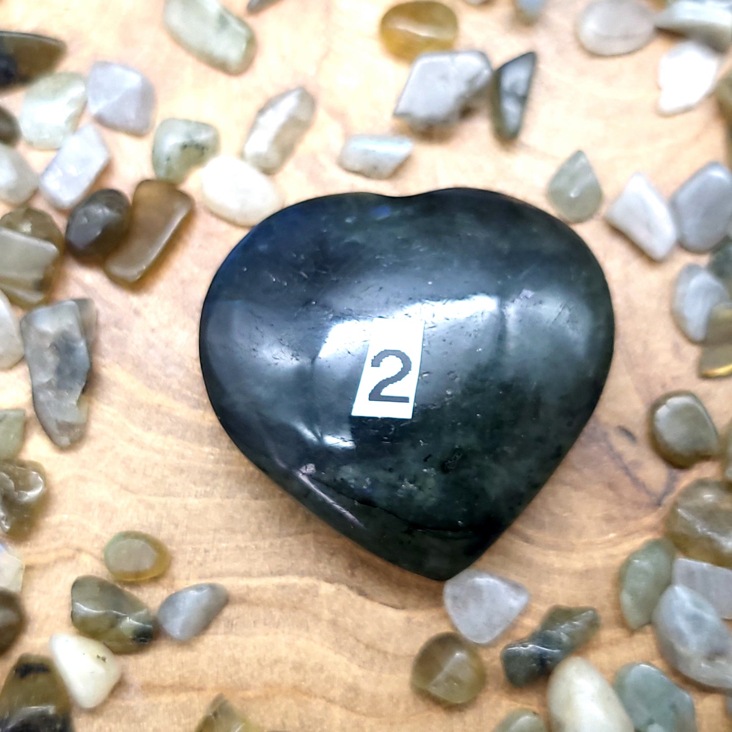 COEUR SCULPTÉ EN PIERRE DE LABRADORITE ARC EN CIEL - UNIQUE & ARTISANAL