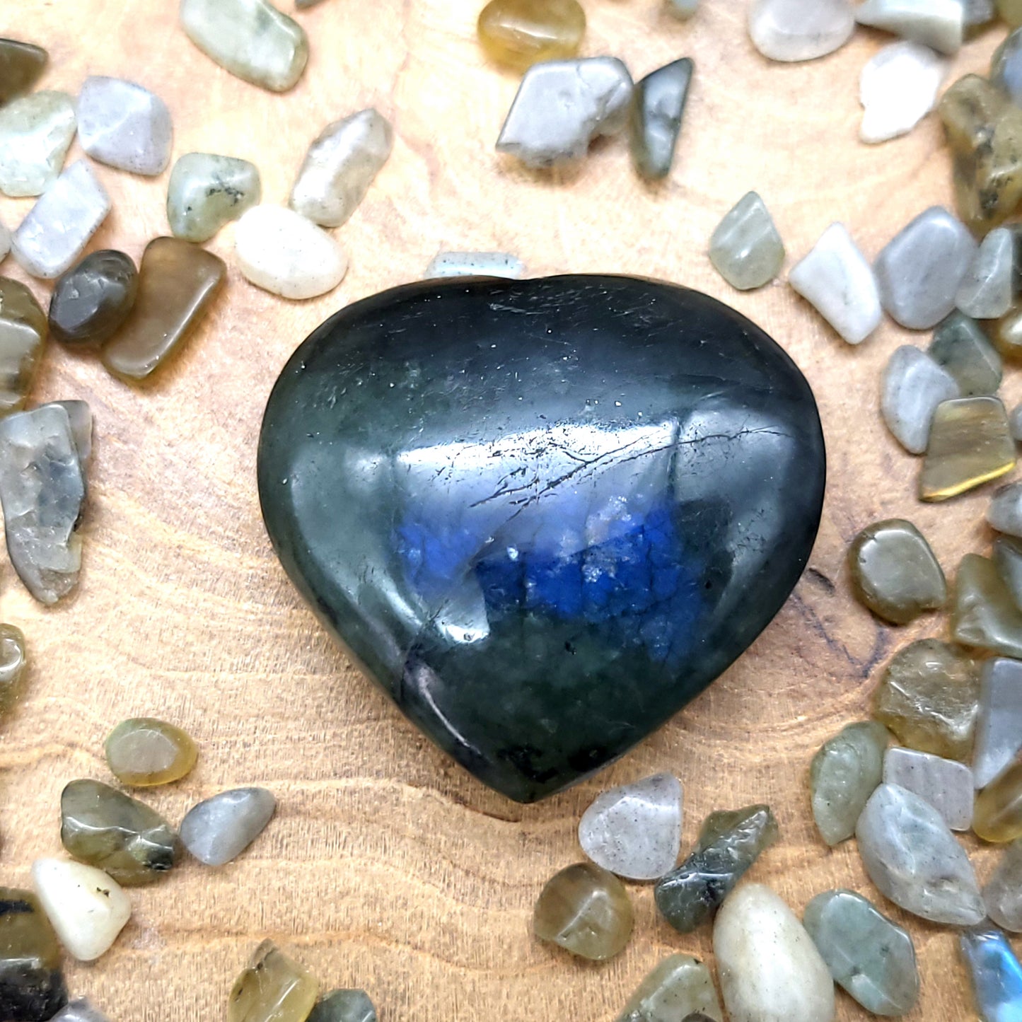 COEUR SCULPTÉ EN PIERRE DE LABRADORITE ARC EN CIEL - UNIQUE & ARTISANAL