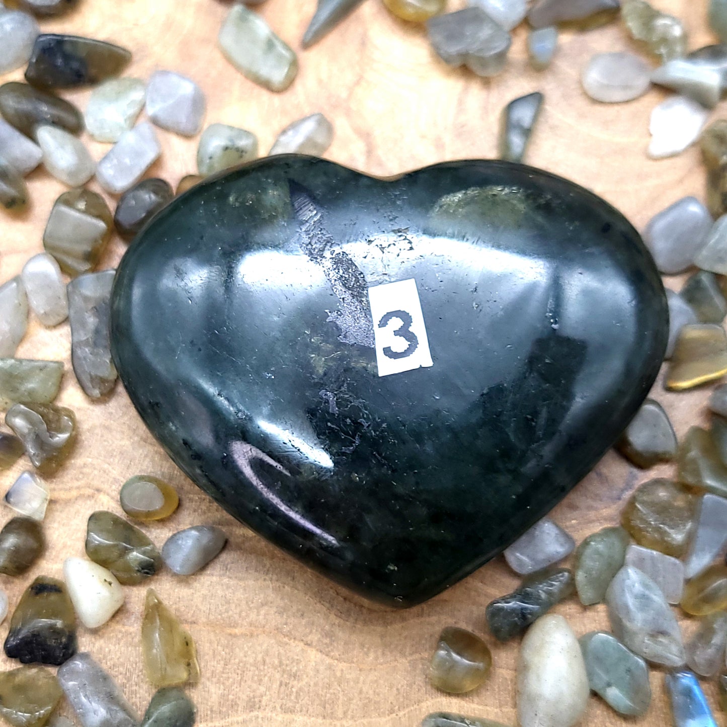 COEUR SCULPTÉ EN PIERRE DE LABRADORITE ARC EN CIEL - UNIQUE & ARTISANAL