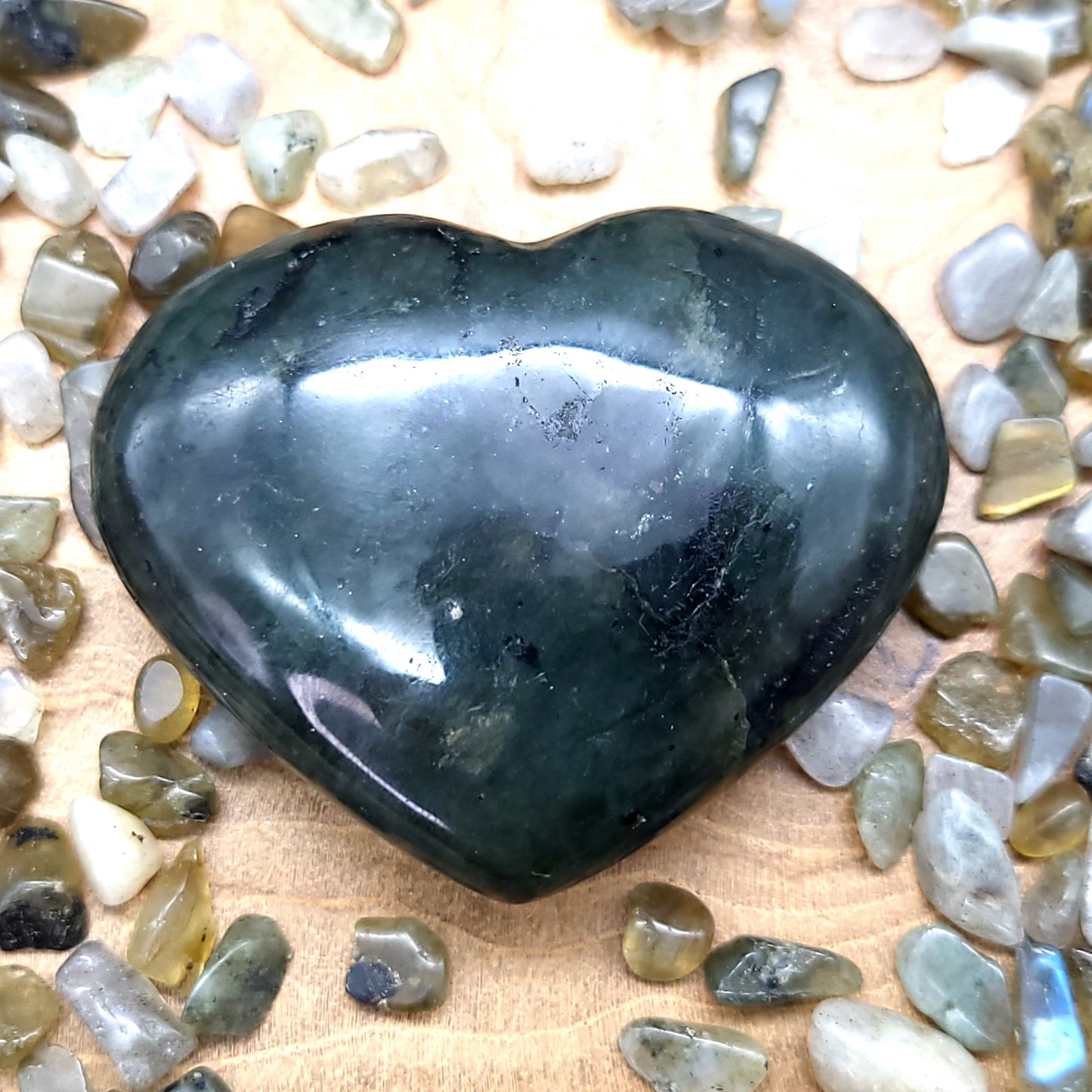 COEUR SCULPTÉ EN PIERRE DE LABRADORITE ARC EN CIEL - UNIQUE & ARTISANAL