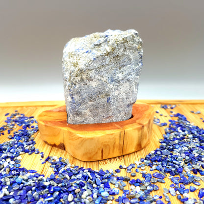 DÉCORATION EN PIERRE BRUTE DE LAPIS LAZULI AU CHOIX SUR SOCLE SCULPTÉ EN BOIS (CADE) – UNIQUE, ORIGINALE & ARTISANALE