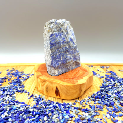 DÉCORATION EN PIERRE BRUTE DE LAPIS LAZULI AU CHOIX SUR SOCLE SCULPTÉ EN BOIS (CADE) – UNIQUE, ORIGINALE & ARTISANALE