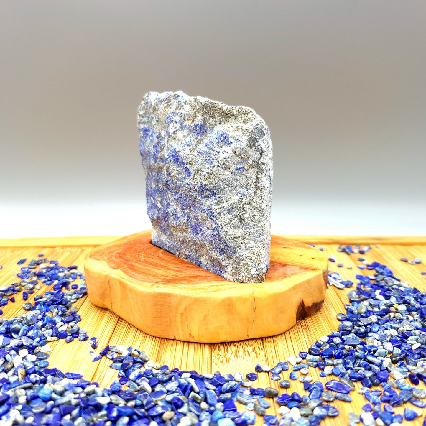 DÉCORATION EN PIERRE BRUTE DE LAPIS LAZULI AU CHOIX SUR SOCLE SCULPTÉ EN BOIS (CADE) – UNIQUE, ORIGINALE & ARTISANALE