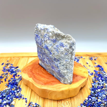 DÉCORATION EN PIERRE BRUTE DE LAPIS LAZULI AU CHOIX SUR SOCLE SCULPTÉ EN BOIS (CADE) – UNIQUE, ORIGINALE & ARTISANALE