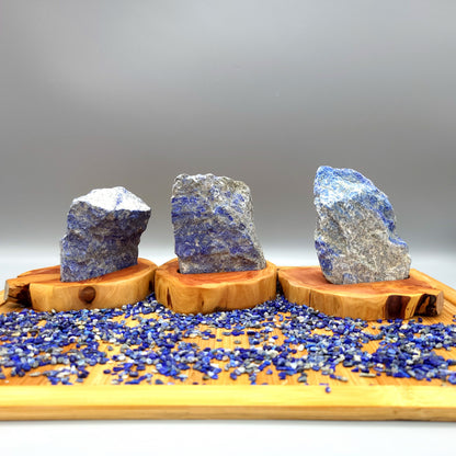 DÉCORATION EN PIERRE BRUTE DE LAPIS LAZULI AU CHOIX SUR SOCLE SCULPTÉ EN BOIS (CADE) – UNIQUE, ORIGINALE & ARTISANALE