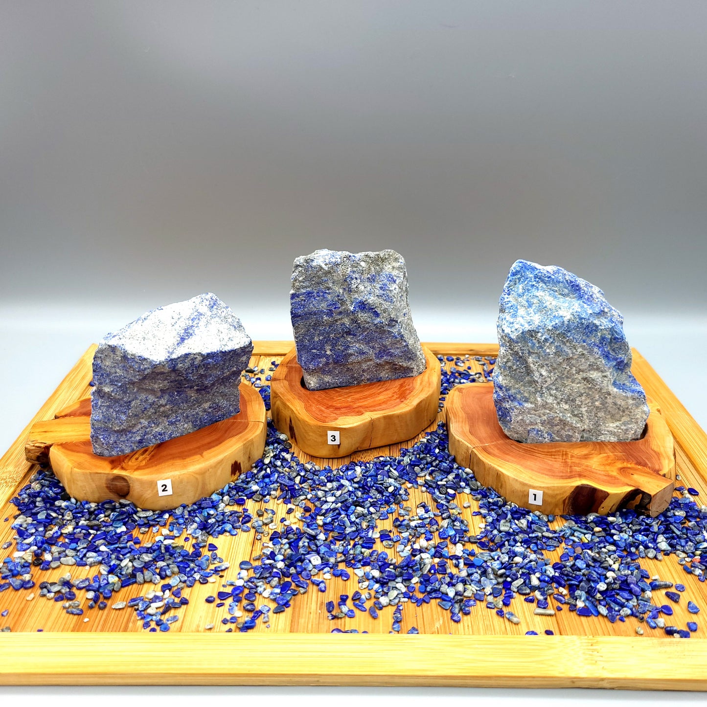 DÉCORATION EN PIERRE BRUTE DE LAPIS LAZULI AU CHOIX SUR SOCLE SCULPTÉ EN BOIS (CADE) – UNIQUE, ORIGINALE & ARTISANALE