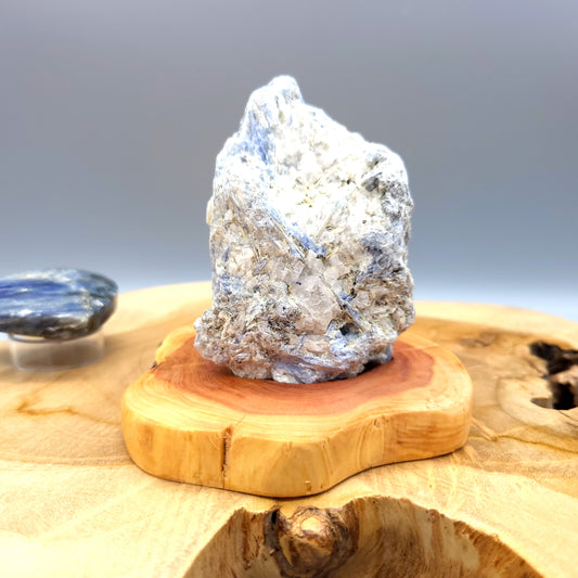 DÉCORATION EN PIERRE BRUTE DE KYANITE N°5 SUR SOCLE SCULPTÉ EN BOIS (CADE) - UNIQUE, ORIGINALE & ARTISANALE